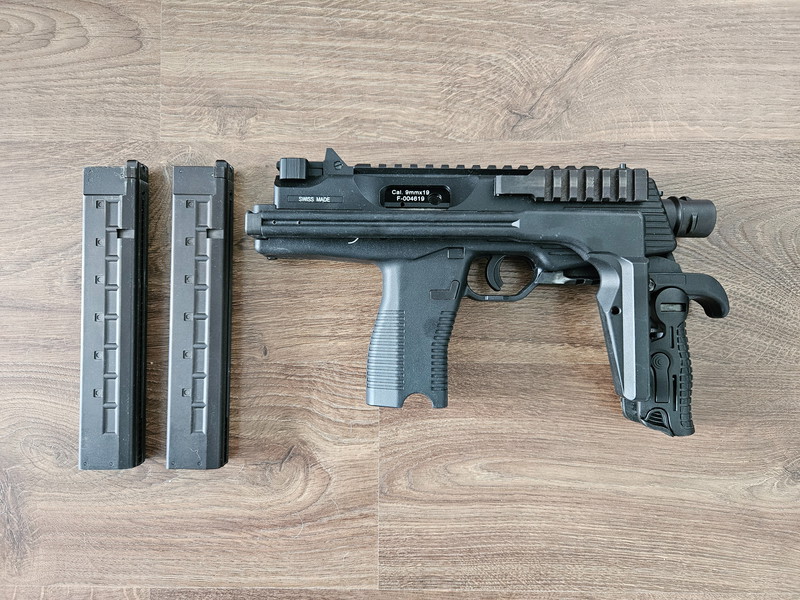 Afbeelding 1 van KWA MP9, 2 mags, inklapbare front grip