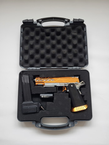 Afbeelding 2 van Tokyo Marui custom hi capa HPA incl case en tracer