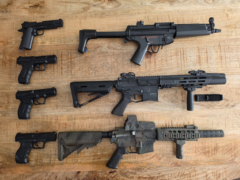 Afbeelding 1 van Te koop: Complete airsoft-collectie inclusief accessoires