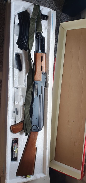 Imagen 2 de Kalashnikov AK-47 AEG Softair (0,5 Joule) inkl. Magazin, Akku, Trageriemen und OVP