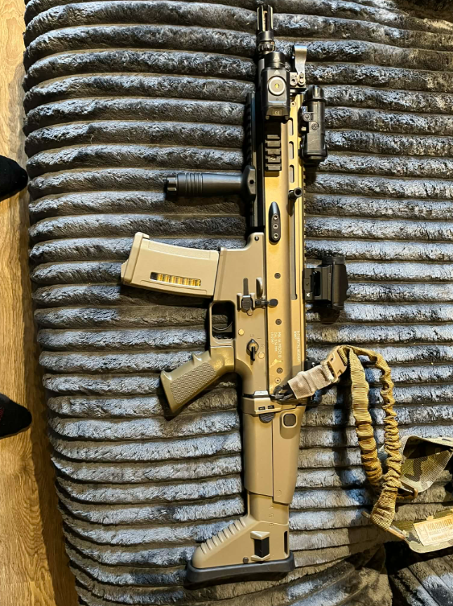 Afbeelding 1 van Tokio Marui SCAR L met bijhorende accessoires en gear.