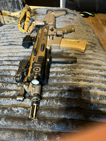Afbeelding 2 van Tokio Marui SCAR L met bijhorende accessoires en gear.