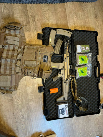 Afbeelding 4 van Tokio Marui SCAR L met bijhorende accessoires en gear.
