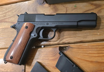Image 2 for Cybergun Colt 1911 - Full Metal with Wooden Grips