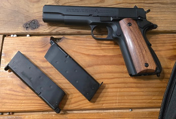 Image 3 for Cybergun Colt 1911 - Full Metal with Wooden Grips