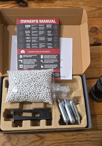 Image 4 for Cybergun Colt 1911 - Full Metal with Wooden Grips