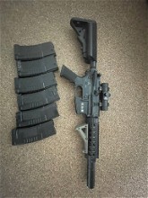 Afbeelding van Specna Arms SA-A07 ONE, met reddot en 6 midcap mags