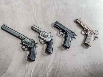 Imagen 2 de Pakket Pistols & Revolvers