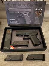 Afbeelding van Tokyo Marui Glock 19 met 3 Magazijnen & Mag Pouch