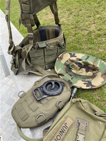 Afbeelding 2 van Invader gear tactical belt met drink bag medic pouch en boonie