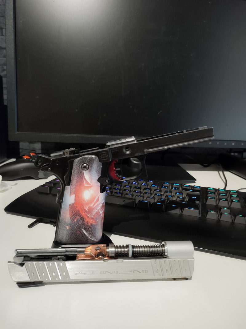 Afbeelding 1 van Hi Capa met 'Kayn' grip sticker