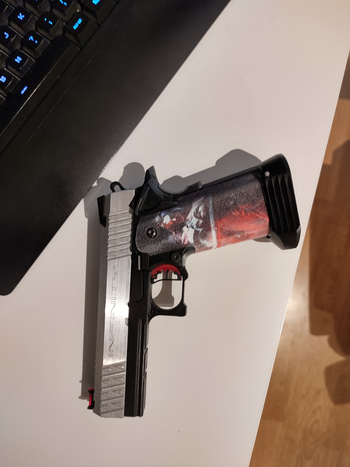 Afbeelding 3 van Hi Capa met 'Kayn' grip sticker