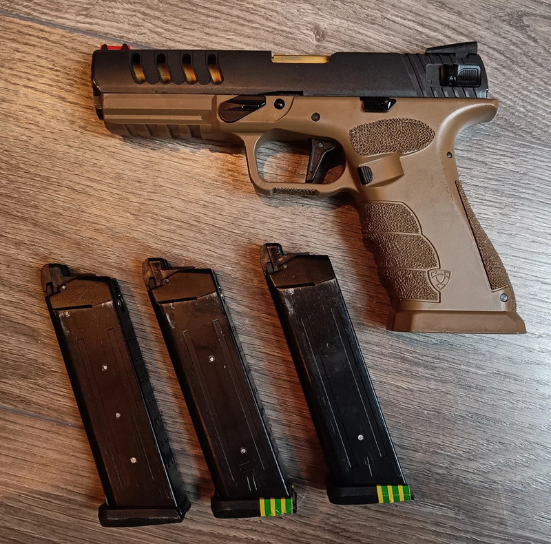 Bild 1 für SHARK Full Auto Pistol - Dark Earth met 3 mags lekvrij