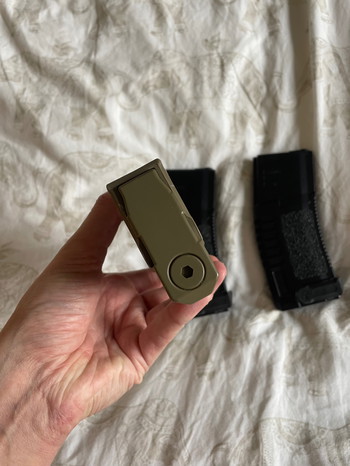 Image 2 for 3 of: 140rd PMG mid-cap magazine for M4/M16 type replicas - black and sand