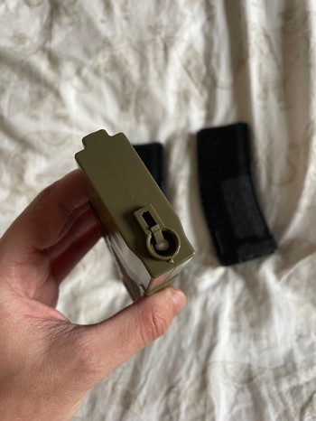 Image 4 for 3 of: 140rd PMG mid-cap magazine for M4/M16 type replicas - black and sand