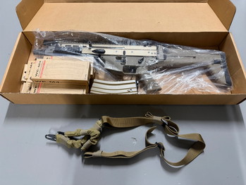 Afbeelding 2 van Wei-ETech FN Herstal SCAR-L Vollmetall Open-Bolt Gas-Blow-Back 6mm BB Tan inklusive umfangreichen Zubehör + milspec Tactical Sling