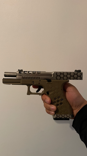 Bild 3 für Glock AW Custom VX0101 Hex Cut TAN V17 BIEDEN MAG