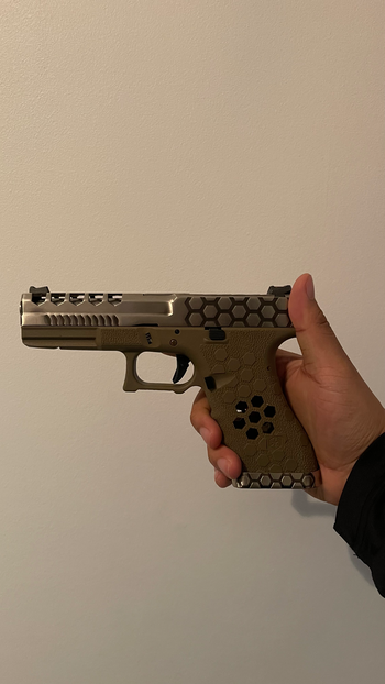 Bild 4 für Glock AW Custom VX0101 Hex Cut TAN V17 BIEDEN MAG