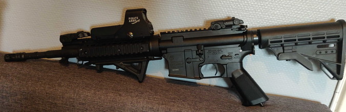 Image for Tippmann M4 (360+FPS Joules instelbaar met regelschroef, Precision barrel, Hop-Up upgrade Full metal, GBB met luchtfles, incl Holographic sight, 4 mid-cap mags) + wapentas