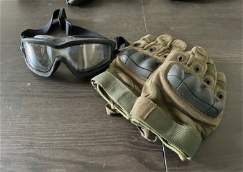 Afbeelding 2 van Upgraded M4 AEG met helm, bril, handschoenen, mondmasker en plate carrier