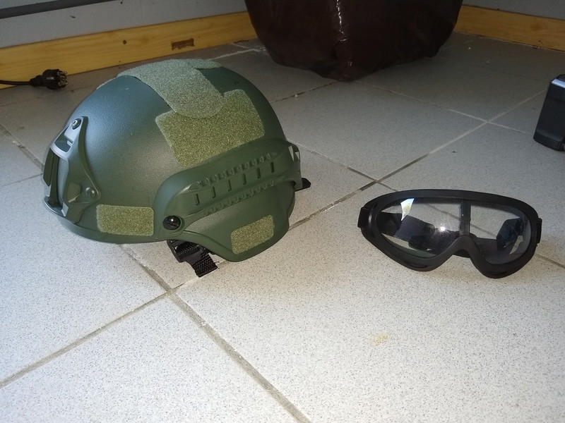 Image 1 pour Airsoft helm / Helmet green & bril / glasses