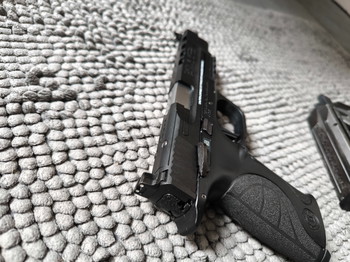 Afbeelding 4 van Tokyo Marui M&P9L PC Ported Met upgrades en 4 magazijnen