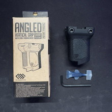 Afbeelding van Strike Industries Angled Vertical Grip - Short - Picatinny - Cable Management