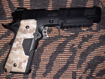 Bild 2 für WE 1911 Custom Punisher, MEU style GBB, tarn-Griffe / camouflage grips + laser (defekt / defective)