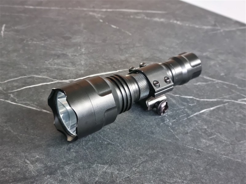 Afbeelding 1 van Weaponlight / flashlight voor je replica met mount