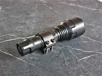 Afbeelding 2 van Weaponlight / flashlight voor je replica met mount
