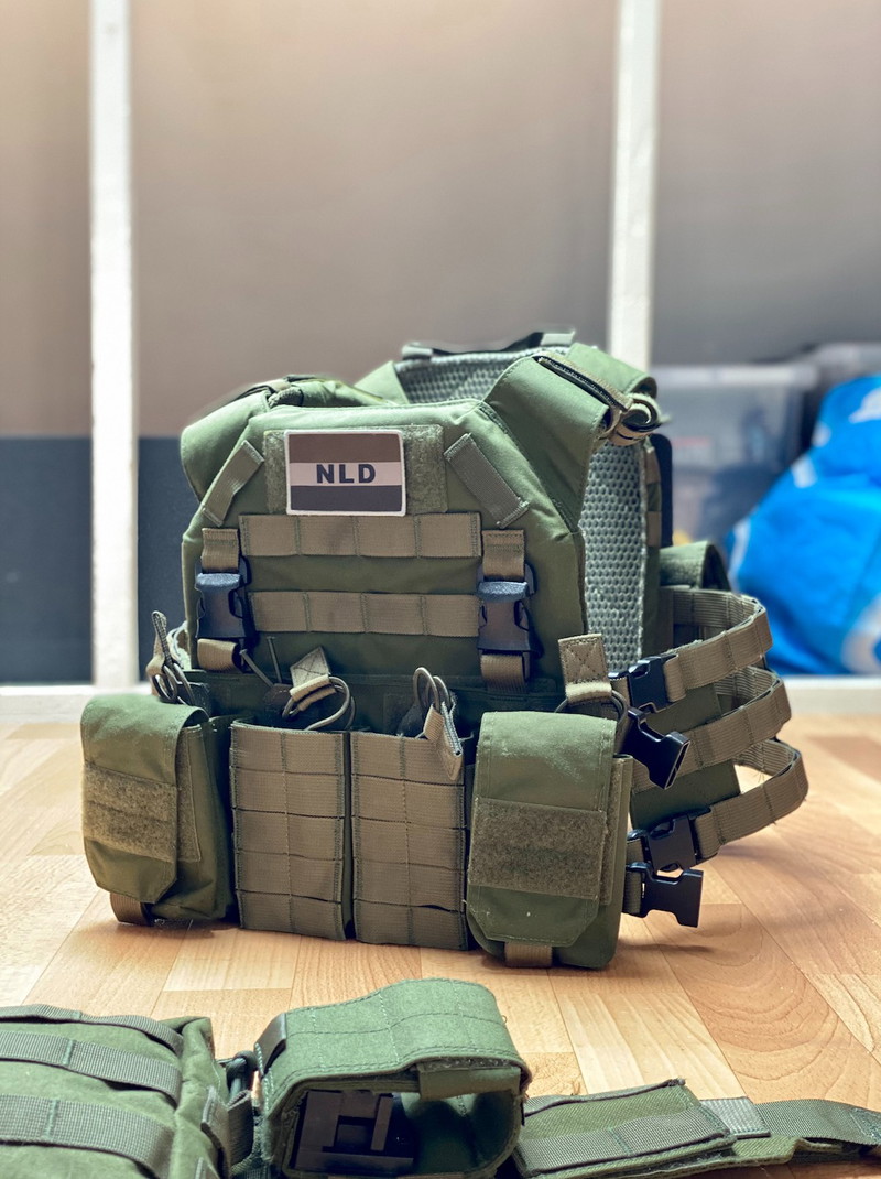 Image 1 for Warrior Assault Systems OD set; Recon plate carrier (pathfinder) en combat belt (Low Profile, Direct Action mk1) met diverse (extra) pouches en camelbak.