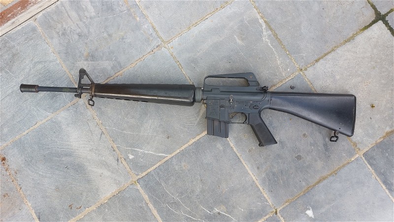 Afbeelding 1 van G&P M16 ( komt met echte M16 handguards en echte early model non trapdoor stock geïnstalleerd )