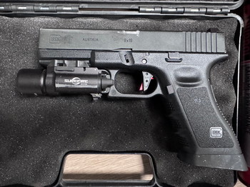 Afbeelding 2 van Tokyo Marui G17 + 3x magazijn & light