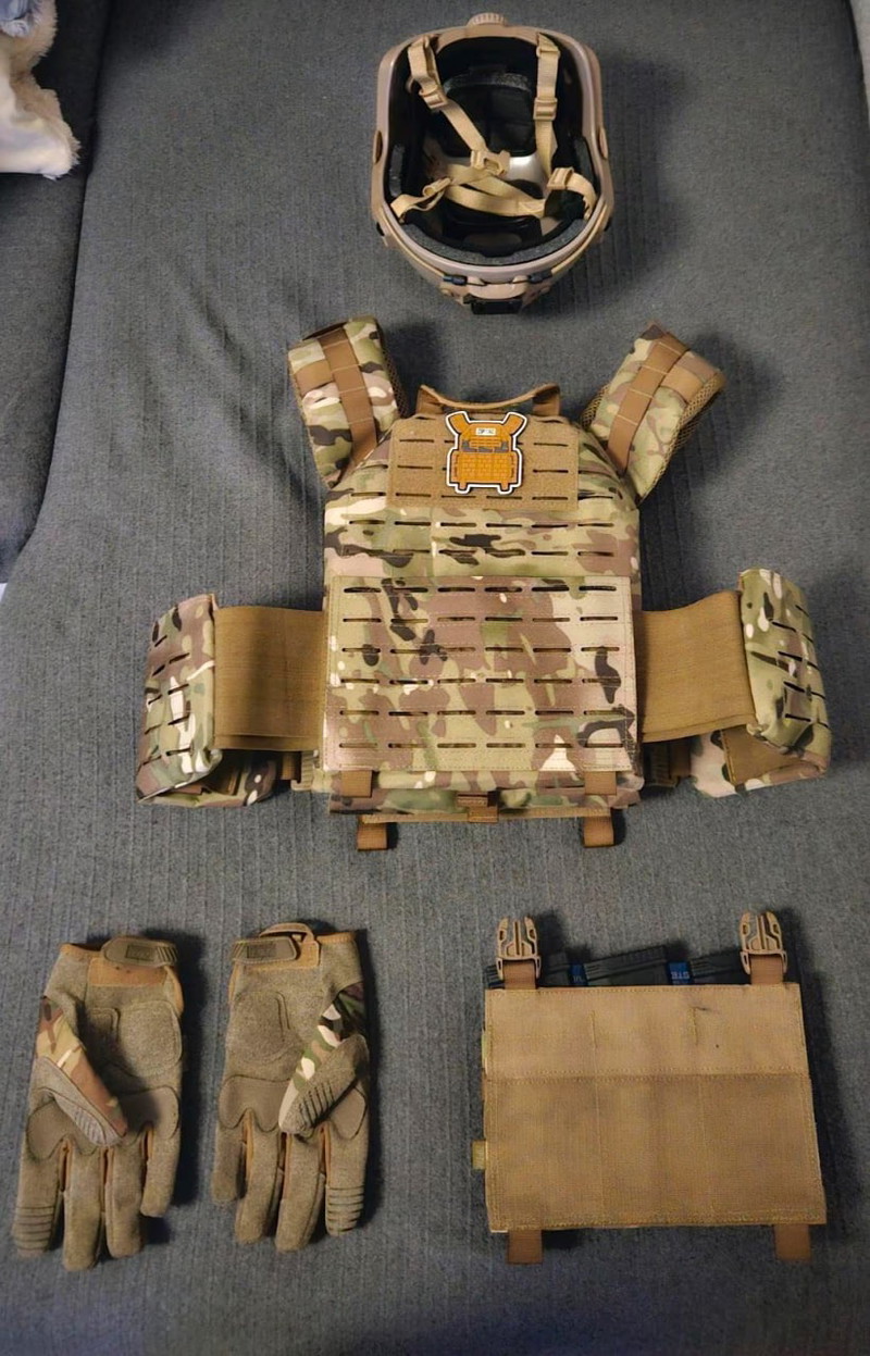 Bild 1 für airsoft komplett anzug schutzwest magazinhalter helm Handschuhe