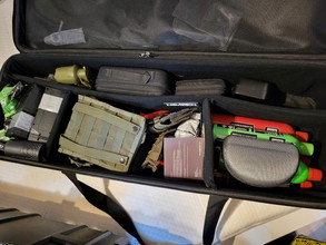 Bild für Gesamte Airsoft Ausrüstung 2 Langwaffe 1 Kurzwaffe Akkus/ Gas/ BB's/ Kleidung/Helm/Brille/Funkgerät