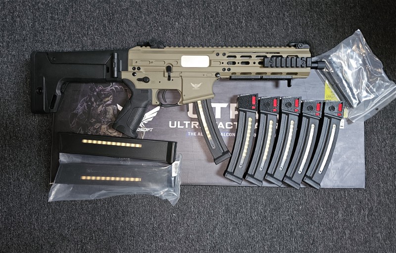 Afbeelding 1 van M917G UTR45 met 8 MP5 magazijnen incl adapters en 2 UMP style magazijnen
