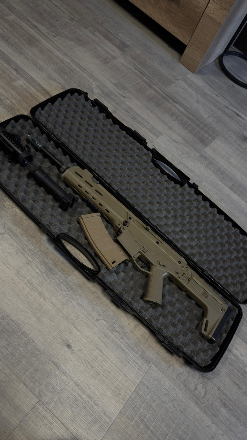 Imagen 1 de In uitstekende staat airsoft geweer, inklapbaar inclusief koffer, optic en onderstuk