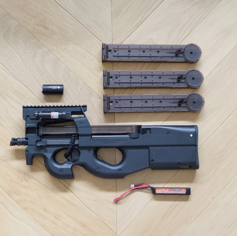 Afbeelding 1 van Krytac P90 inclusief 4 Mags, Laser, Tracer Unit en 11.1V batterij