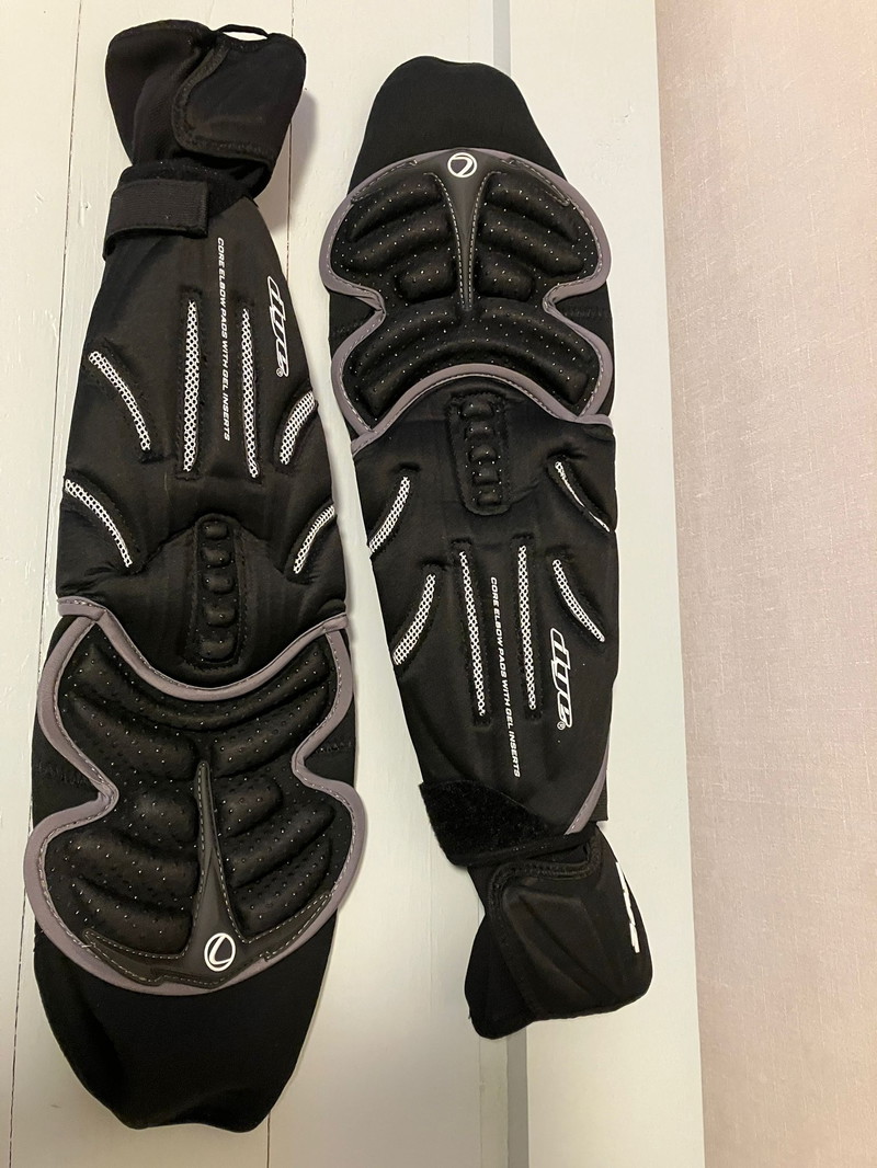 Imagen 1 de Dye PERFORMANCE ELBOW PADS Black | Medium size | Splinternieuw