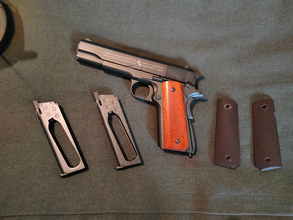 Bild für Colt 1911 100th Anniversary Edition CO2 Blowback + exrta Mag + Custom Wood Grip