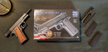 Bild 2 für Colt 1911 100th Anniversary Edition CO2 Blowback + exrta Mag + Custom Wood Grip