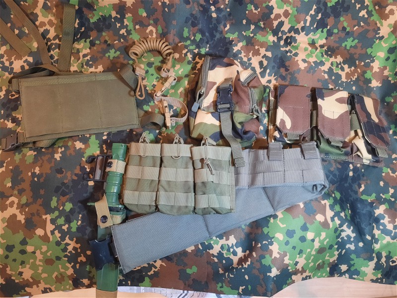 Afbeelding 1 van emerson padded belt in od green met pouches en magazijn rig