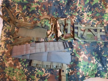 Afbeelding 2 van emerson padded belt in od green met pouches en magazijn rig