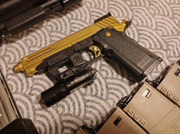 Imagen 2 de Tokyo Marui HI Capa Gold Match with Gold metal Slide + HPA mag adapter + 7 G&G M4 MAgs + Surefire Lamp + Quick slide holster + Umarex Carrying case