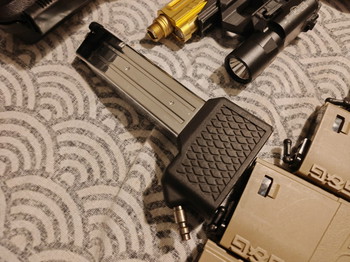 Imagen 3 de Tokyo Marui HI Capa Gold Match with Gold metal Slide + HPA mag adapter + 7 G&G M4 MAgs + Surefire Lamp + Quick slide holster + Umarex Carrying case
