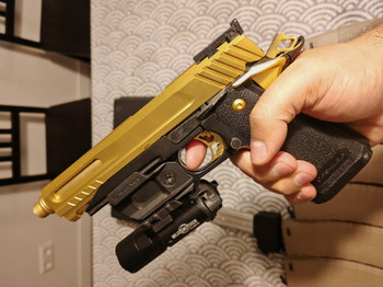 Imagen 4 de Tokyo Marui HI Capa Gold Match with Gold metal Slide + HPA mag adapter + 7 G&G M4 MAgs + Surefire Lamp + Quick slide holster + Umarex Carrying case