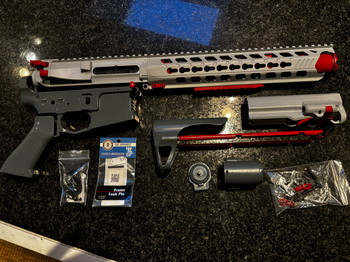 Afbeelding 3 van G&G GC16 Predator met NES paintjob (body only)