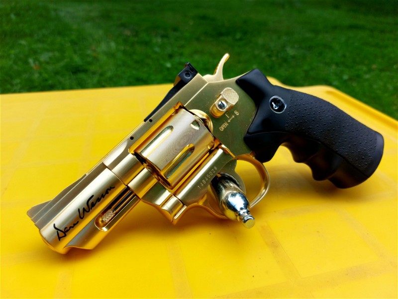 Afbeelding 1 van Gold revolver Dan Wesson 2.5inch