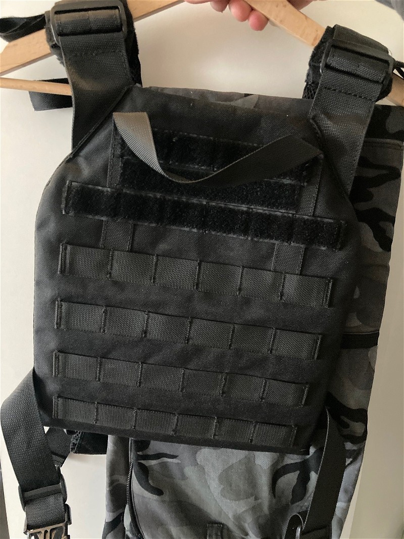 Image 1 for zwarte plate carrier met m4 pouches voor 3 mags