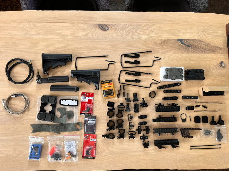 Afbeelding 1 van Large Airsoft Accessories and Spare Parts Bundle